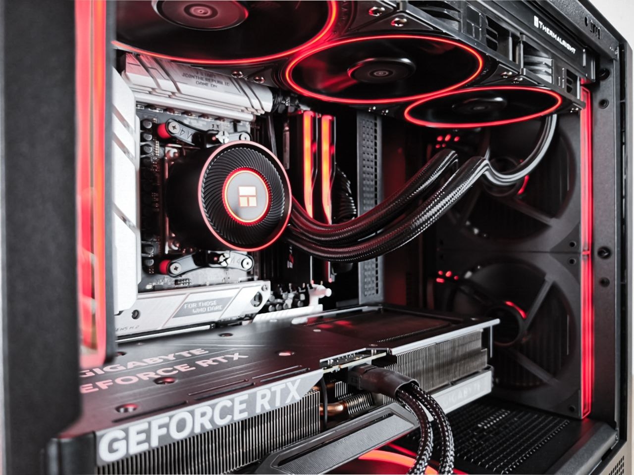 Игровой ПК в корпусе с подсветкой